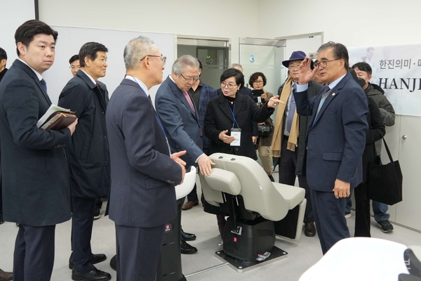 ㈜에코바이오의학연구소가 서천군 장항국가생태산업단지에서 스마트 공장 준공식을 하고 있다.<사진 서천군 제공>